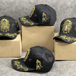 Gorra Negra con Diseño Dorado de Virgen y Rosas